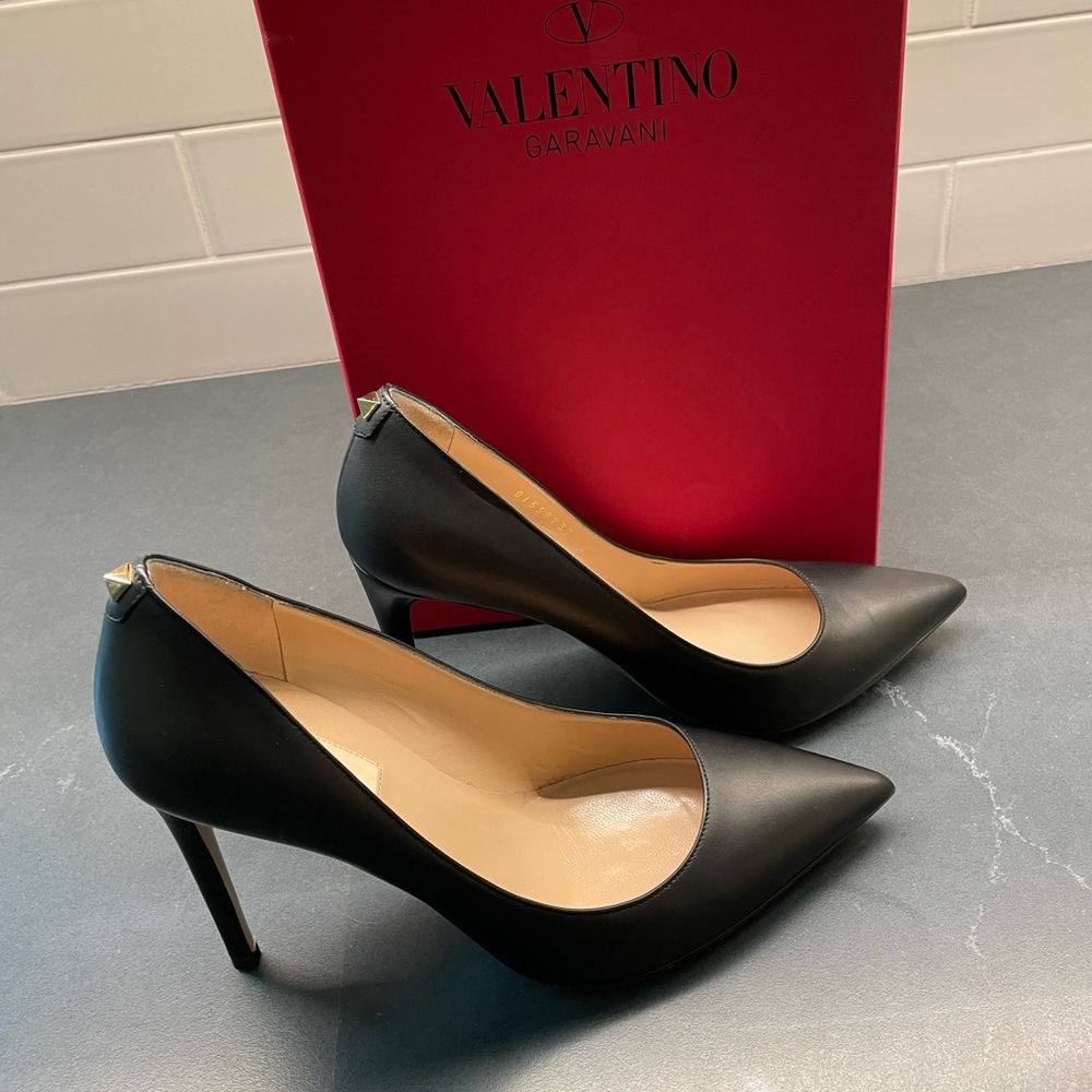 Authentic Valentino Garavani Black Pump Size 37